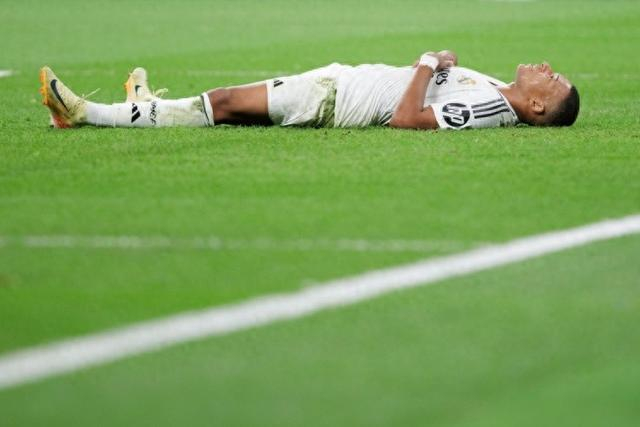 C罗2026世界杯将推出金色签名球鞋，致敬经典Mercurial设计（C罗将在2026世界杯发布金色签名战靴，致敬经典Mercurial设计）