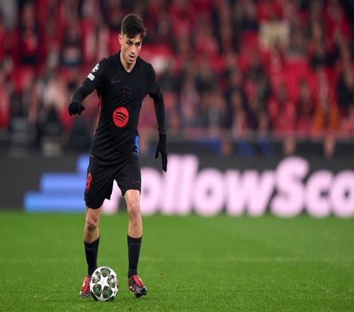 感谢俱乐部，U16国少球员身穿各自俱乐部训练服拍摄全家福