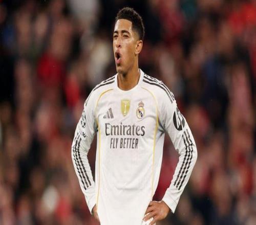 西蒙斯蹬踹范戴克被罚下，上次英超出现荷兰同胞间染红还是01年（西蒙斯踹倒范戴克吃红牌，英超荷兰同胞互染红上次还在2001年）